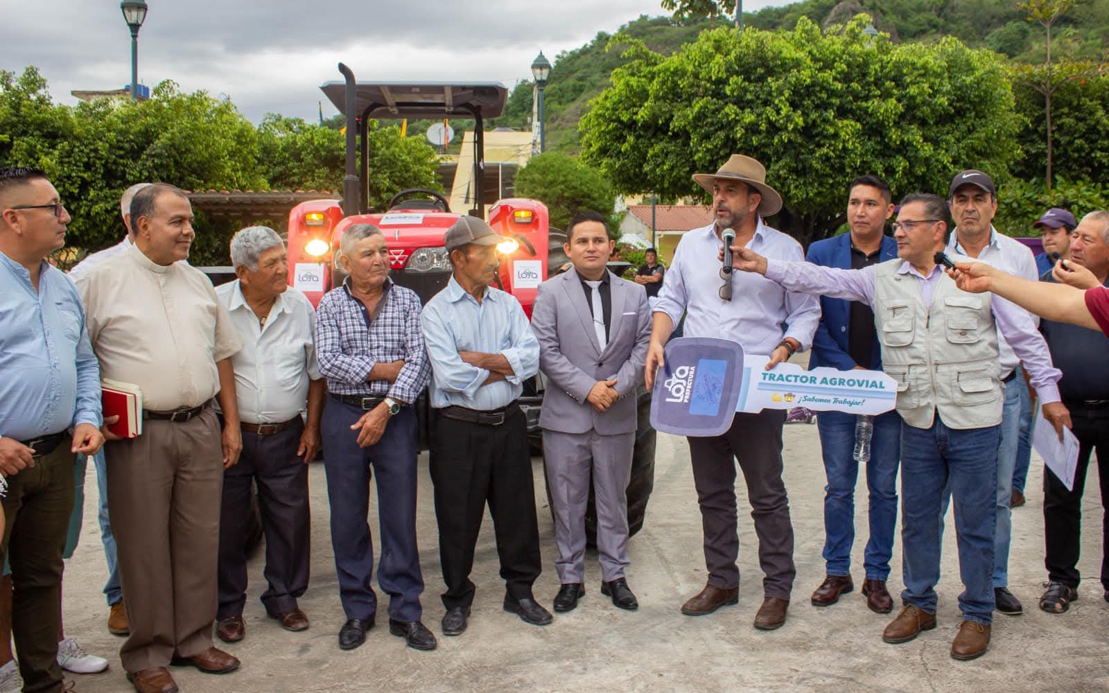 Entrega de tractor agrovial a agricultores de Loja