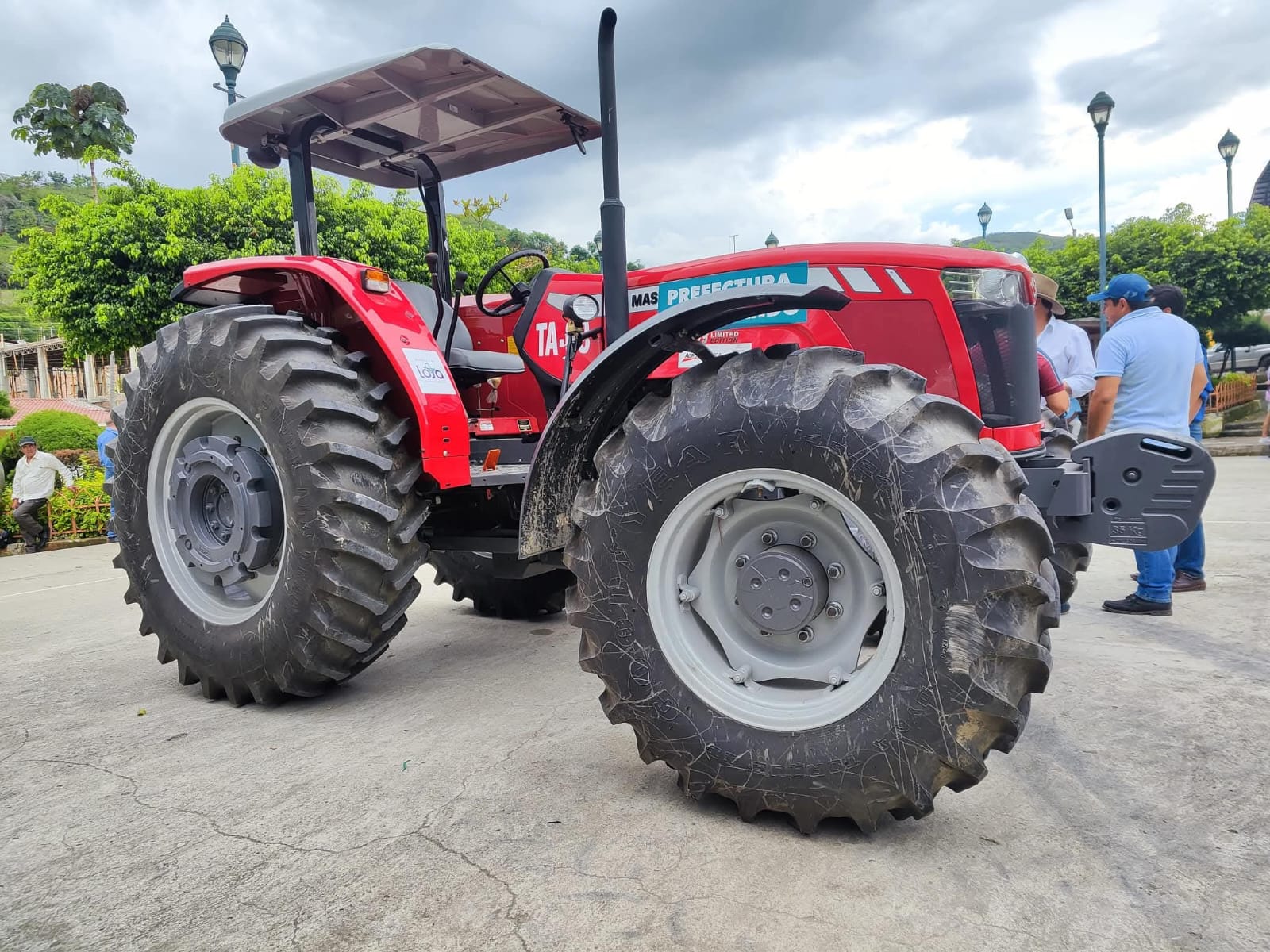 Tractor entregado al agro de Loja